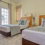 8-bed In Vilamoura-sleeps-playground-pool 别墅