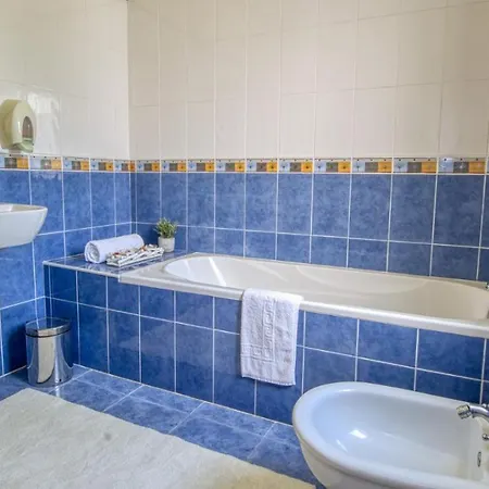 8-bed In Vilamoura-sleeps-playground-pool فيلة