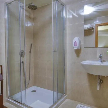 8-bed In Vilamoura-sleeps-playground-pool فيلة