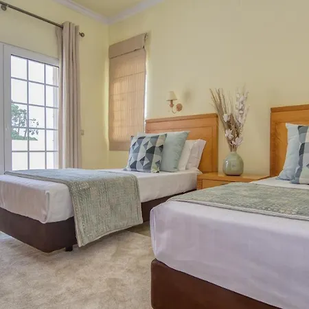 8-bed In Vilamoura-sleeps-playground-pool فيلة