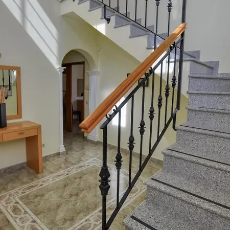 8-bed In Vilamoura-sleeps-playground-pool 维拉摩拉